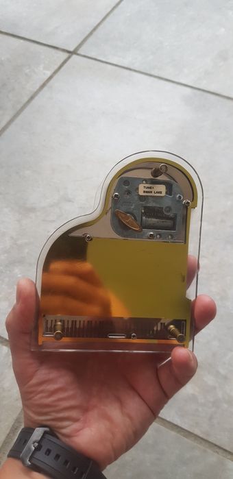 Pianino. Grająca szkatułka z pozytywką.