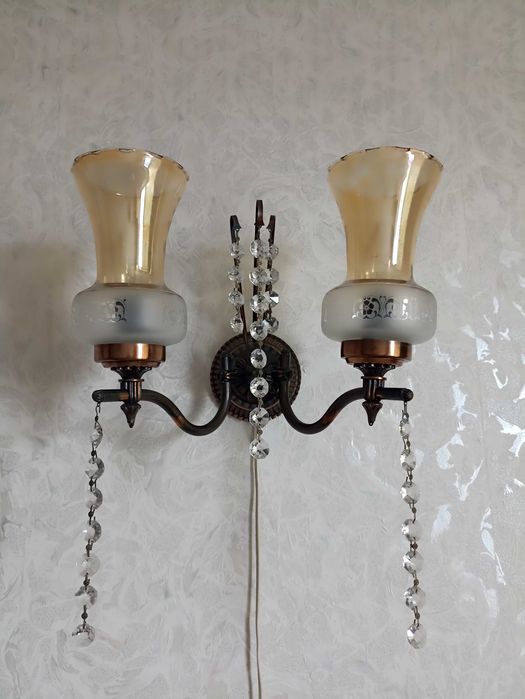 Світильник з лампочками у кімнату