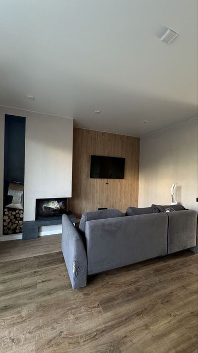 Сучасний таунхаус з ремонтом та меблями і великою ділянкою Крихівці