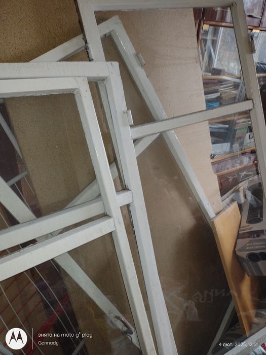 Оконные рамы со стеклами...