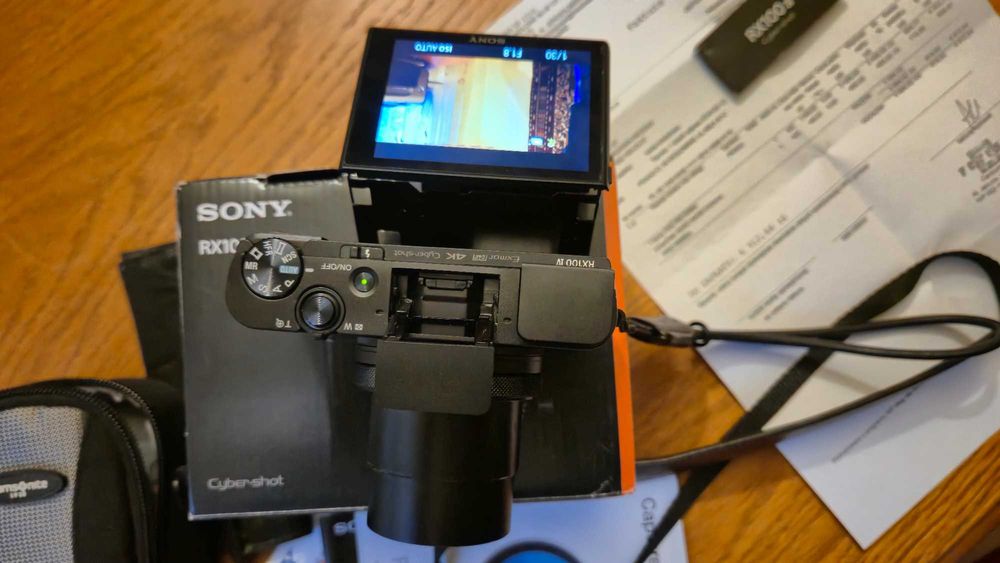 Sprzedam aparat Sony RX100 IV z akcesoriami Gariz i kartą pamięci