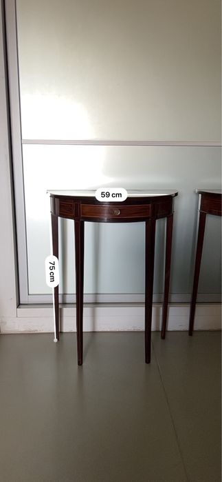 NEGOCIAVEL! 2 Mesinhas de apoio em madeira e com embutidos tipo inglês