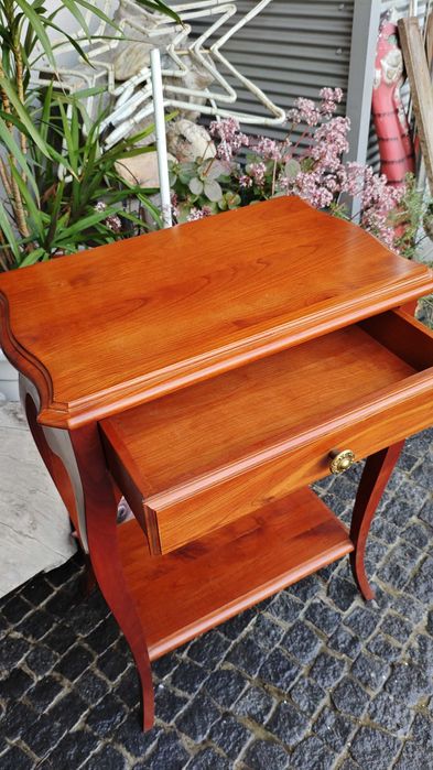 Mesas de apoio em ótimo estado