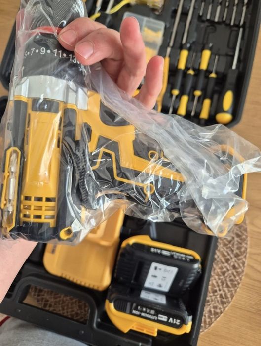 Kit aparafusadora  com funcao de impactocom ferramentas