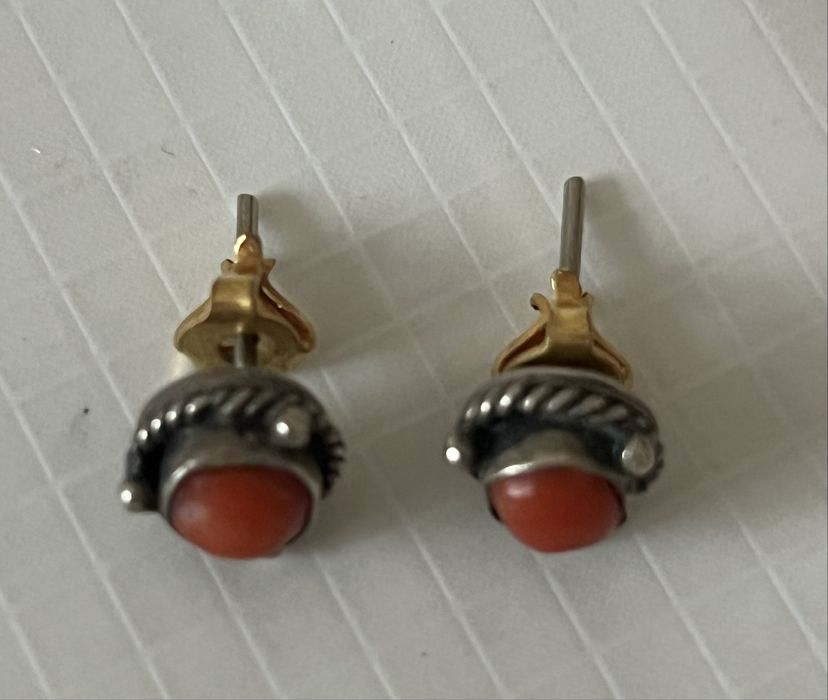 Винтажные серебряные серьги-пусеты с красным кораллом