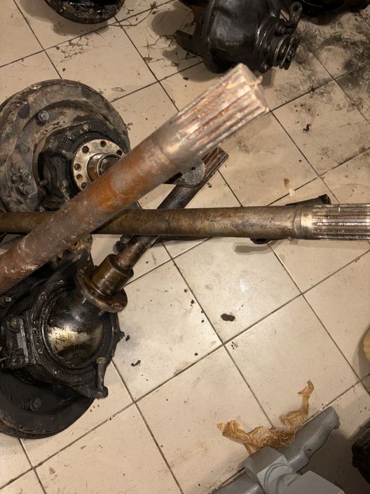 Продам поворотні кулаки газ 66 праві ліві ідеальні нз