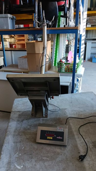 Balanças de suspensão fixas na parede.