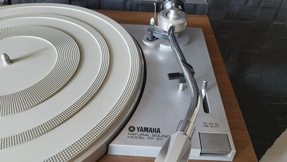 Gramofon Yamaha YP211