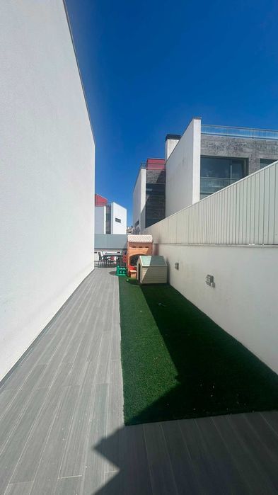 Moradia T4 com piscina na Venda do Pinheiro