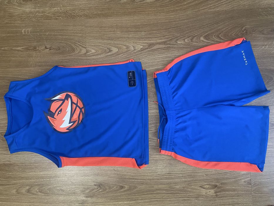 Баскетбольний костюм в ідеальному стані, на вік 11 -12 років.