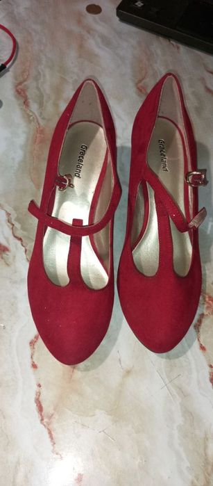 Продаються 2 пари босоніжок