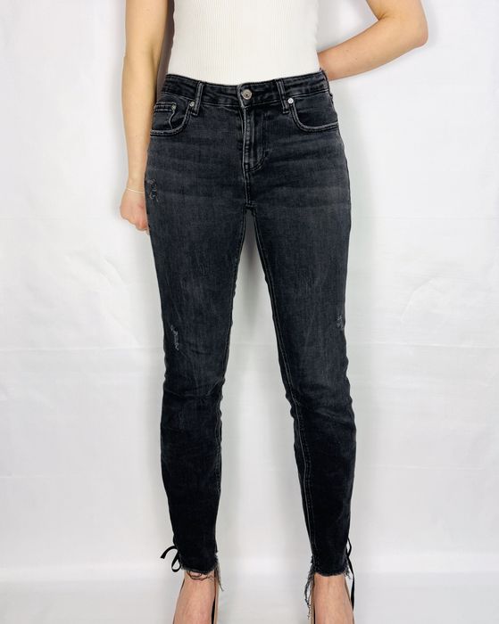 Szare jeansy z przetarciami M 38