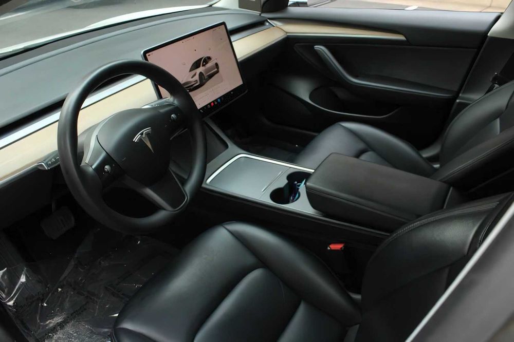 Tesla Model 3      2023