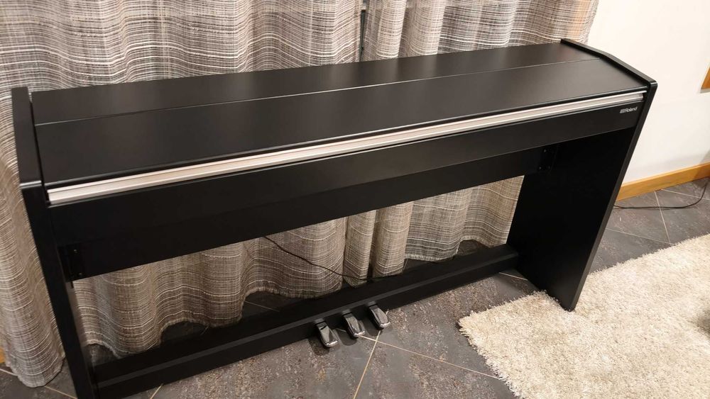 Piano digital Roland F140 R