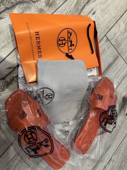 Помаранчеві шльопанці Hermes