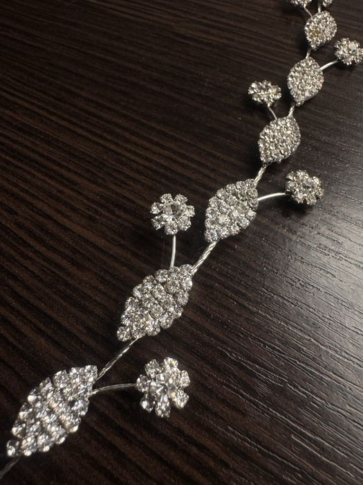 Срібна прикраса в зачіску для твого особливого вечора