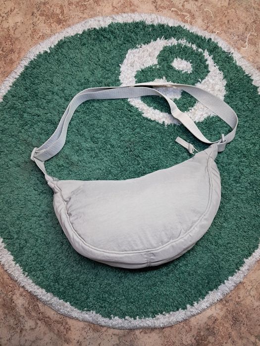 Сумка-бананка, поясная сумка, сумка-кроссбоди, мессенджер похожа на Uniqlo Round Mini Shoulder Bag
