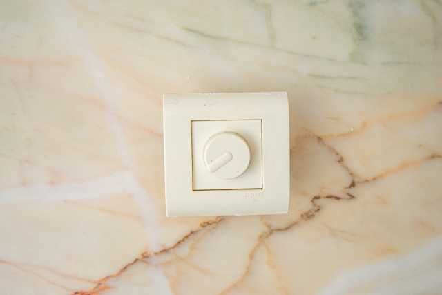 interruptor de luz variavel  para lampadas de 220V da marca Legrad