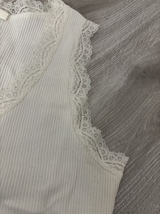 Top koronkowy biały