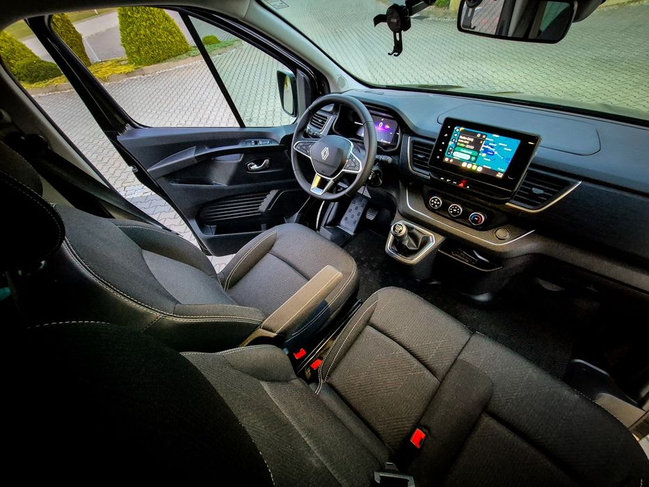 Wynajem busów busa Renault Trafic Czarny VIP 9 osób Wesele Urodziny 18