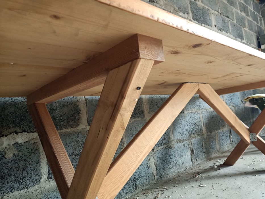 Stół drewniany, z litego drewna, ciężki, solidny.