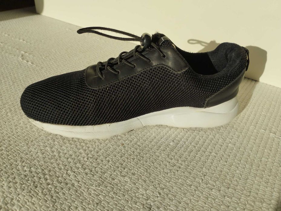 Buty_RESERVED_roz.39_lekkie sneakersy_biała podeszwa_bez wiązania