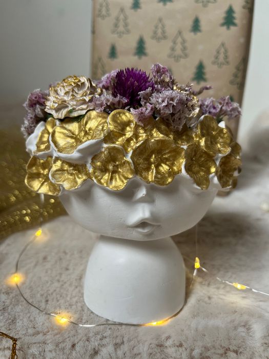 Boneca Valentina com detalhes dourados e flores secas feita à mão