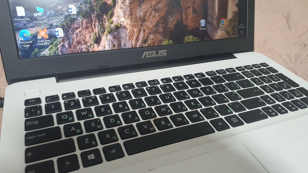Ноутбук комп'ютер Asus білий