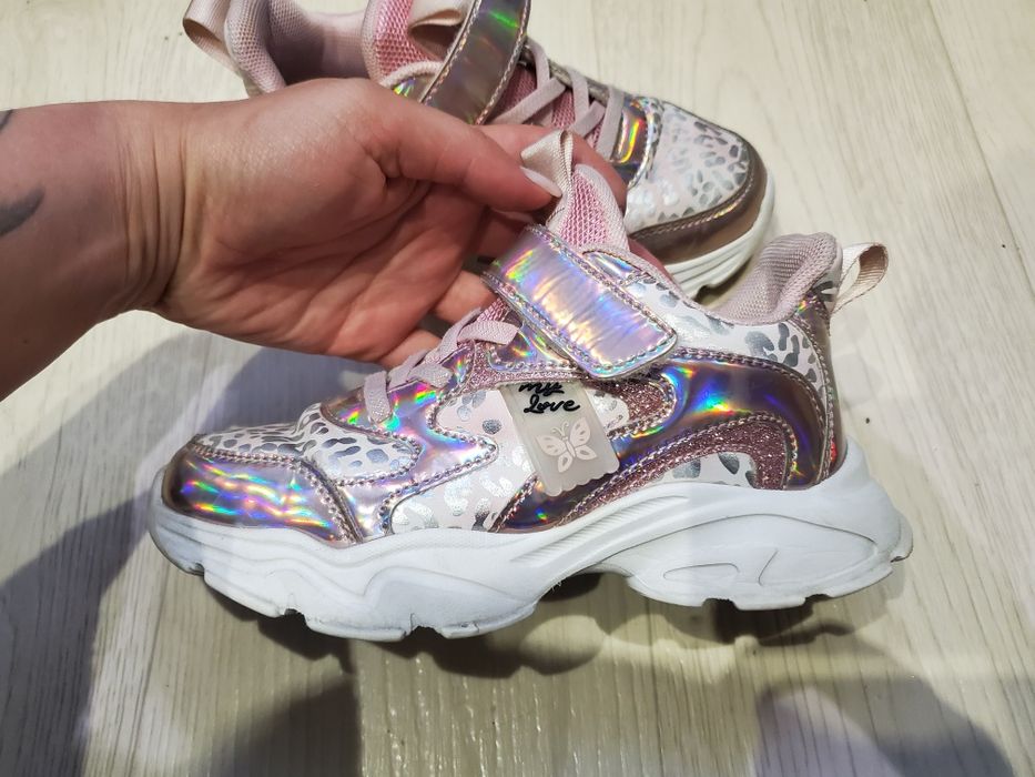 Кроссовки на девочку