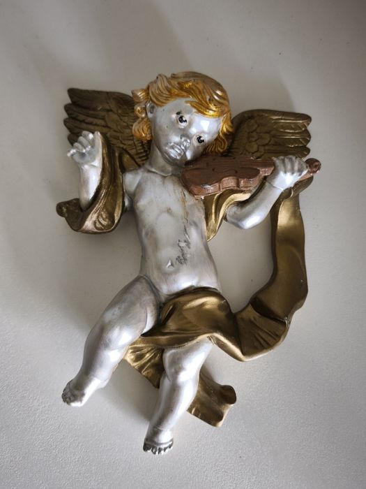Anjo em gesso para pendurar na parede, pintado à mão em tons de dourad