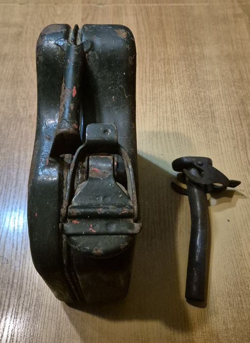 Kanister 5L plus lejek.