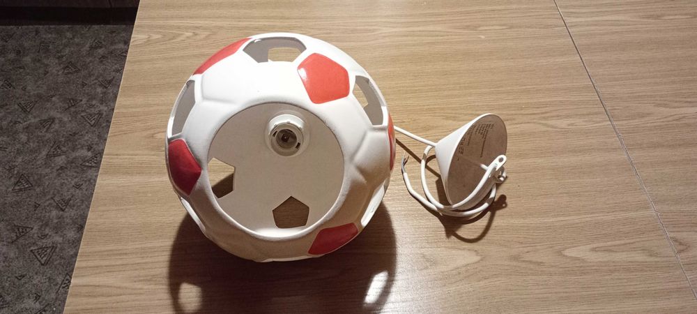 Lampa piłka biało -czerwona