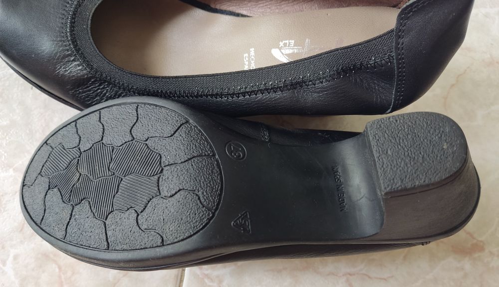 Sapatos pretos muito confortáveis