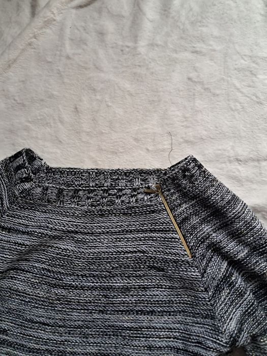 Casual sweter z złota nicią L