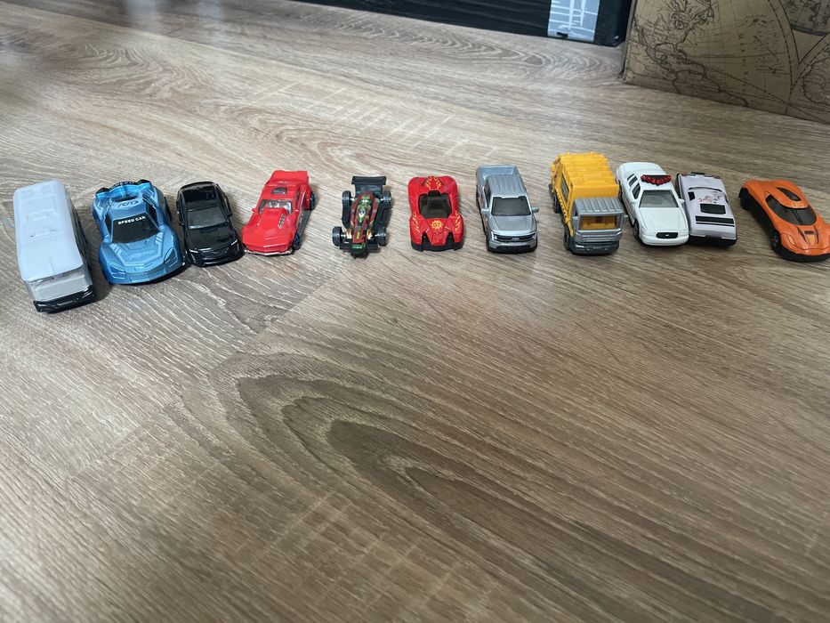 Zestaw 11 samochodzików