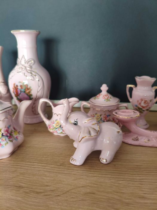 Zestaw miniatur kolekcjonerskich z różowej porcelany Czechy