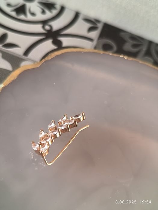 Nausznica w kolorze zlota z kryształkami