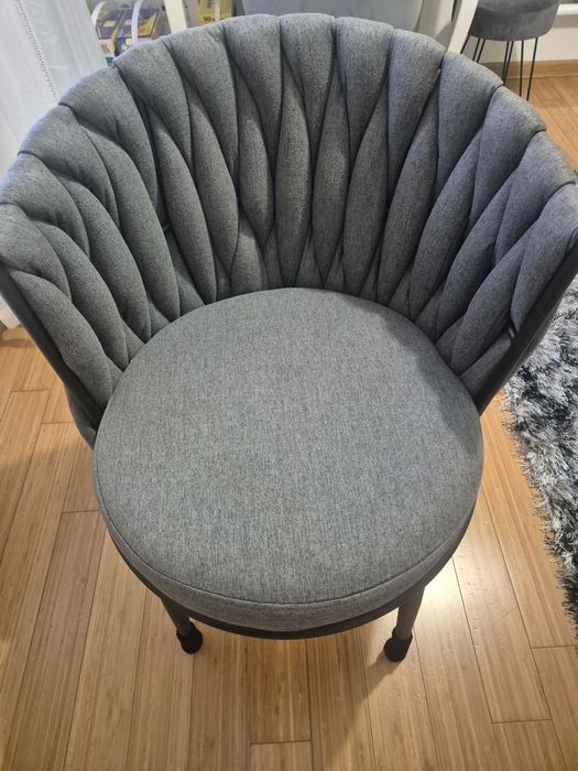 Krzesło Glamour tapicerowane szare z czarnymi nóżkami stan bardz dobry