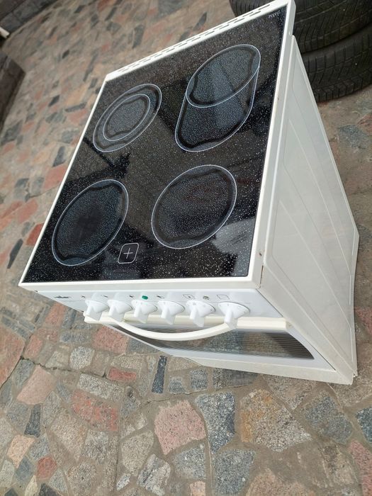 Продаються  електроплита  привезенна із німеччини