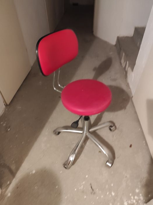 Krzesło podnoszone na kółkach