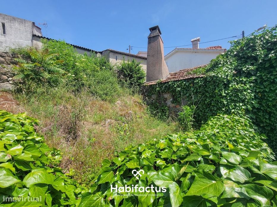 Moradia Isolada T2, para Reconstrução, c/ Varanda e 2 Terrenos á Venda