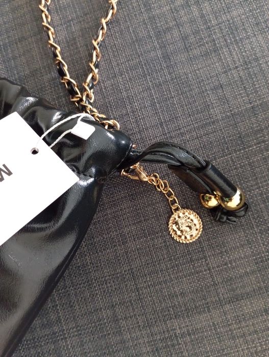 Nova bolsa de couro feminina de marca de designer independente. Por fa