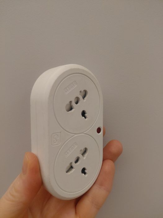 Перехідник з англійської розетки на європейську