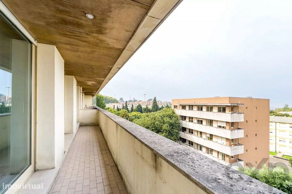 T1 no 4.º e último piso com elevador, varanda poente, garagem e vistas