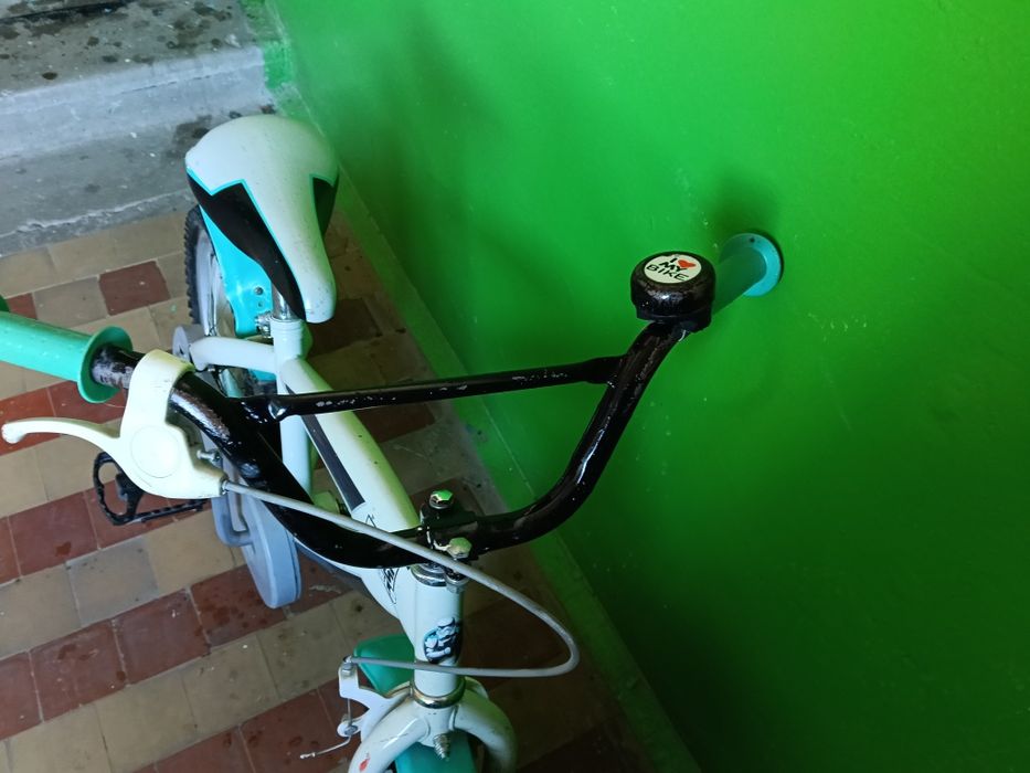 Дитячий ровер є дополнітельні колеса