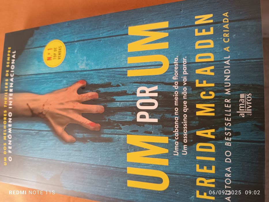 Livro NOVO UM POR UM da FREIDA McFADDEN