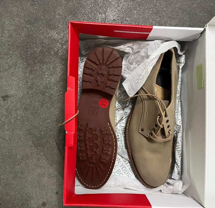Sapatos de homem novos