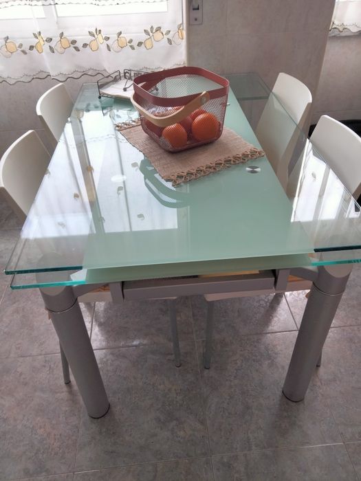 Mesa de cozinha e cadeiras