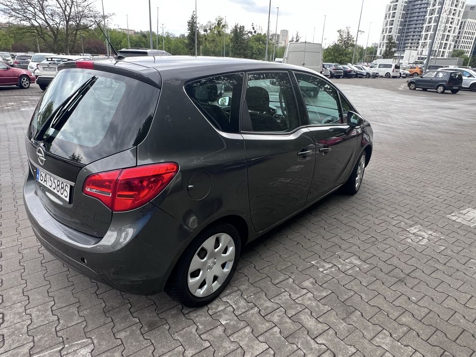 Opel meriva 2011 z bagażnikiem rowerowym thule na 4 rowery