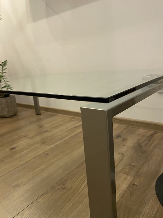 Szklana ława marki Kler